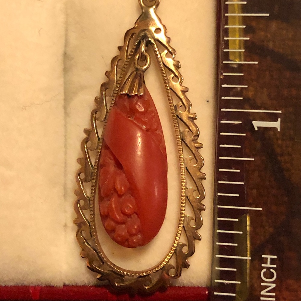 Antique coral pendant in yellow gold
